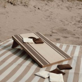 Cornhole game